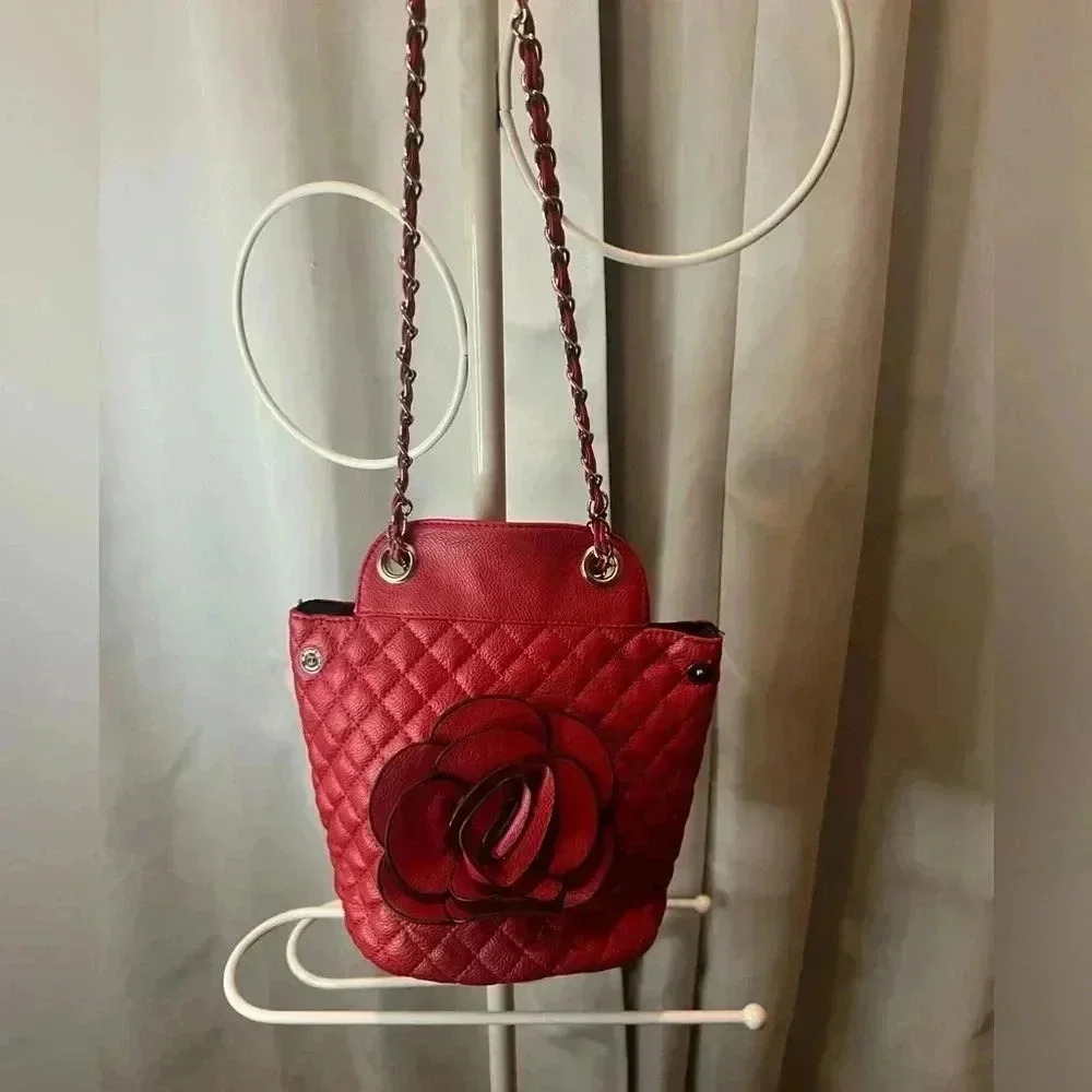 Victoria Leland designs red quilted rosette crossbody bag - Picture 2 of 7
